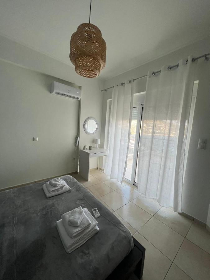Blue And White Apartment Schinias Bagian luar foto
