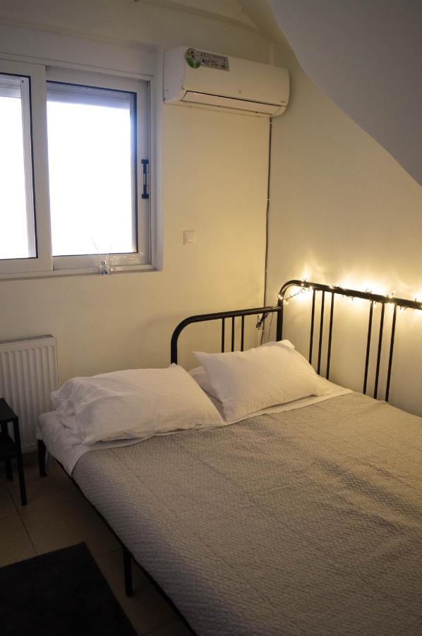 Blue And White Apartment Schinias Bagian luar foto