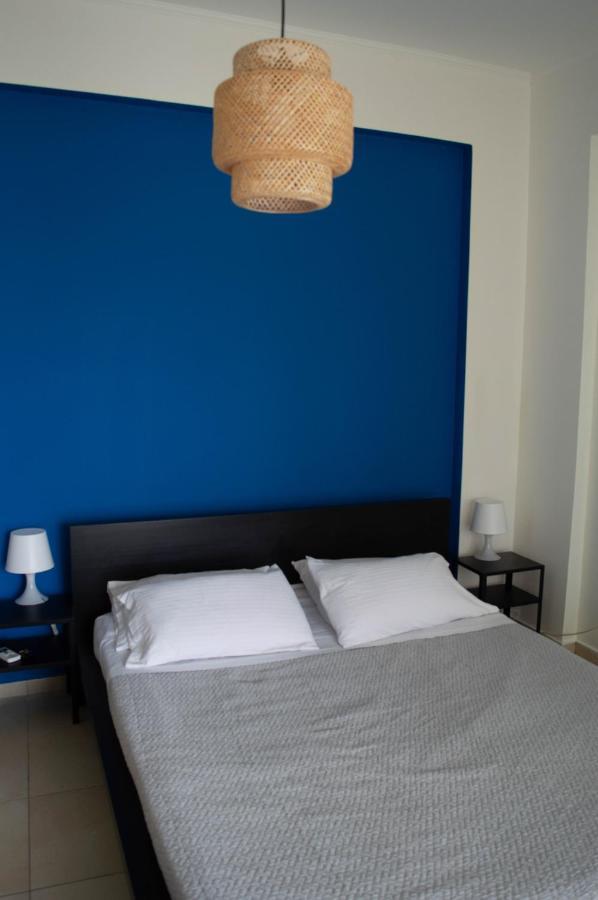 Blue And White Apartment Schinias Bagian luar foto